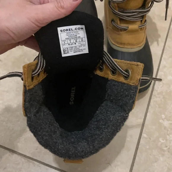 Sorel waterproof duck boots size 5. Like new. - Picture 3 of 6